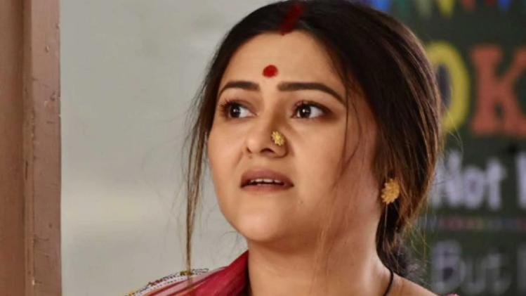 Koneenica Banerjee: মেরুদণ্ডে যন্ত্রণা, অস্ত্রোপচারের জন্য চেন্নাই উড়ে  গেলেন কণীনিকা - tollywood actress koneenica banerjee went to chennai for  spinal cord operation rjk - Aaj Tak Bangla