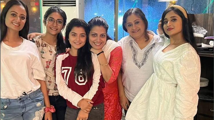 Mithai: হট প্যান্ট, শর্ট ড্রেসে 'মিঠাই'-র লেডিস গ্যাং! ওয়েস্টার্ন লুকে সকলকে দেখে কী বলছে ফ্যানেরা? - Mithai ladies group soumitrisha kausambi tonni oindrila Arpita Swagata in ...