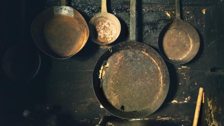 Scratched Non stick Pan Side Effects শরীরে আয়রন ঘাটতি থেকে কিডনির রোগ