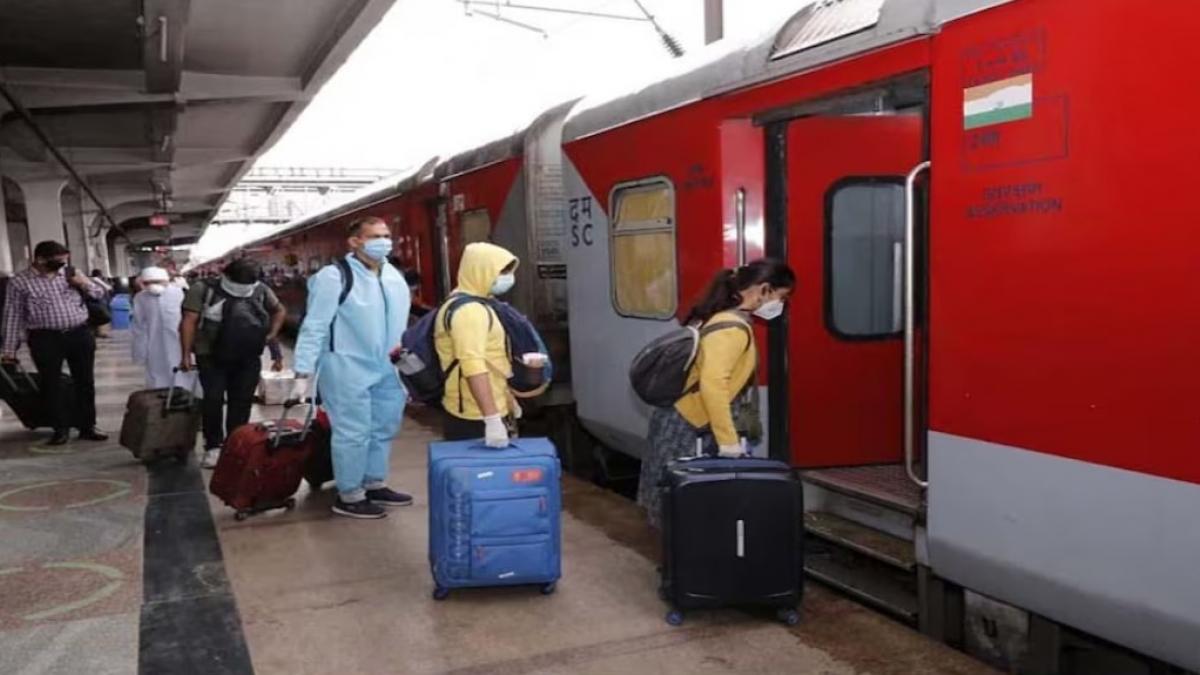 Indian Railways Waiting List Rules ট্রেনে ৪ রকমের ওয়েটিং লিস্ট, কাদের