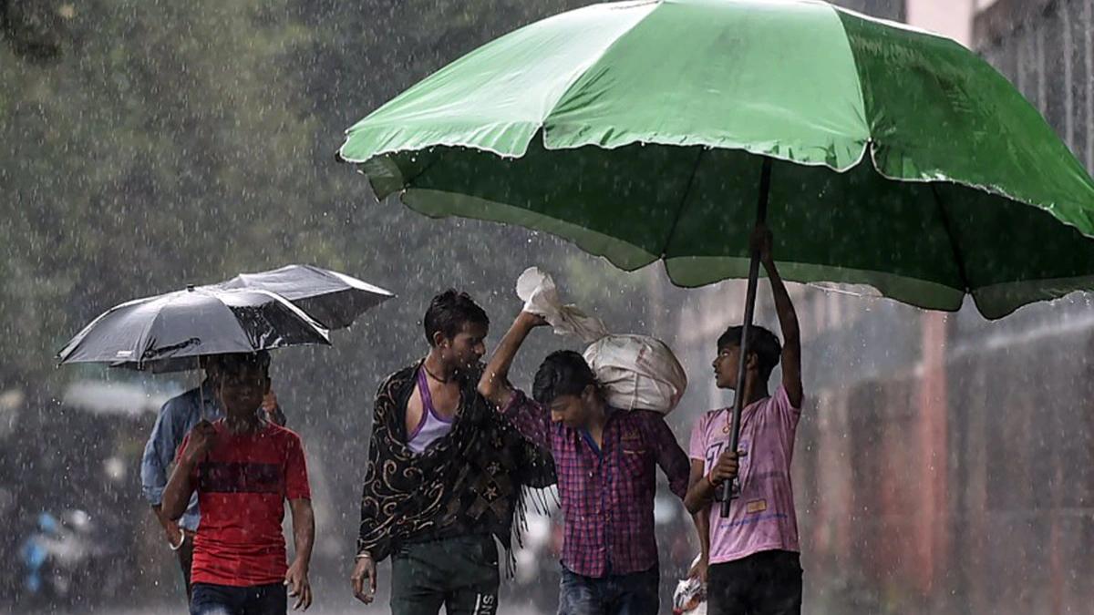 Rain in West Bengal কলকাতা সহ ৬ জেলায় আজ স্বস্তির বৃষ্টির পূর্বাভাস, কোথায় অবস্থান করছে 'মোকা