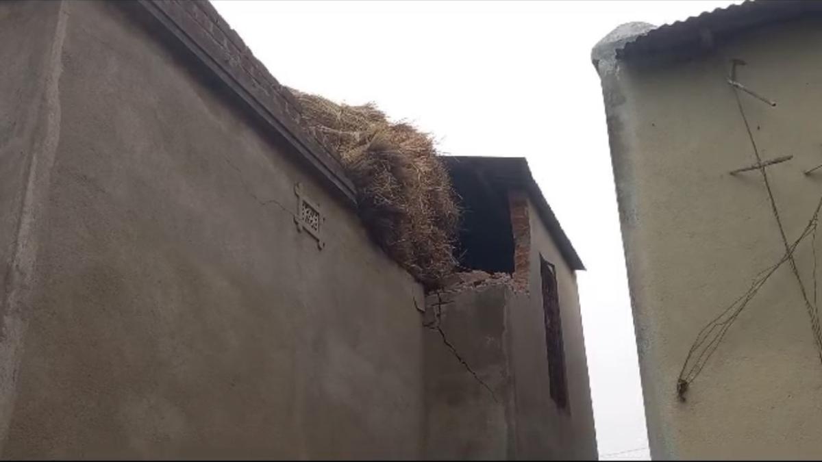 Dubrajpur Bomb Blast: আবার বিস্ফোরণ, দুবরাজপুরে বোমায় উড়ল TMC নেতার বাড়ির ছাদ - dubrajpur bomb blast crude bomb blast at tmc leader house abk - Aaj Tak Bangla