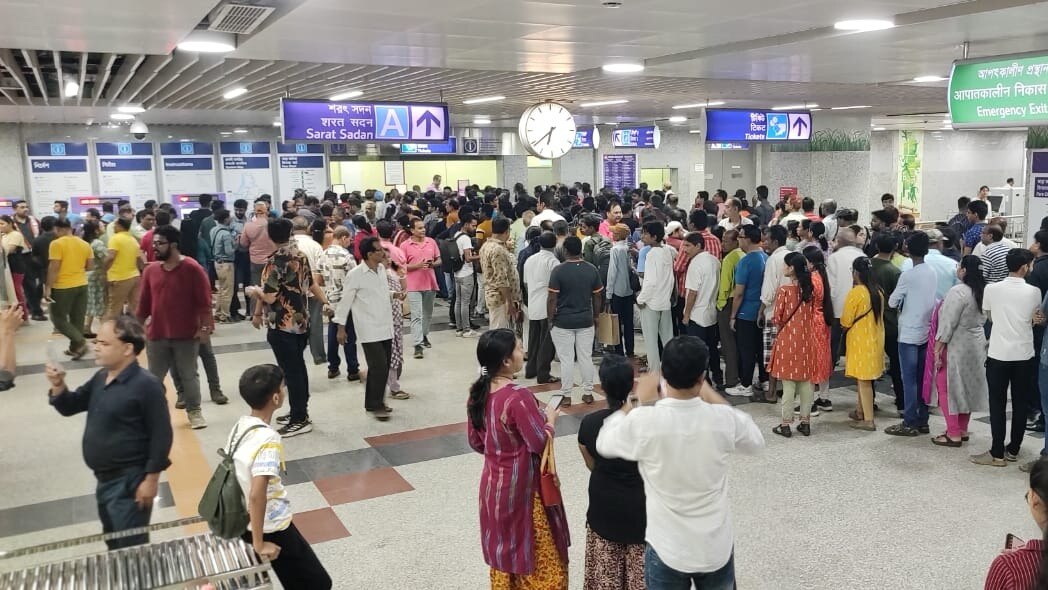 হাওড়া মেট্রো স্টেশনে লম্বা লাইন টিকিটের। ফাইল ছবি