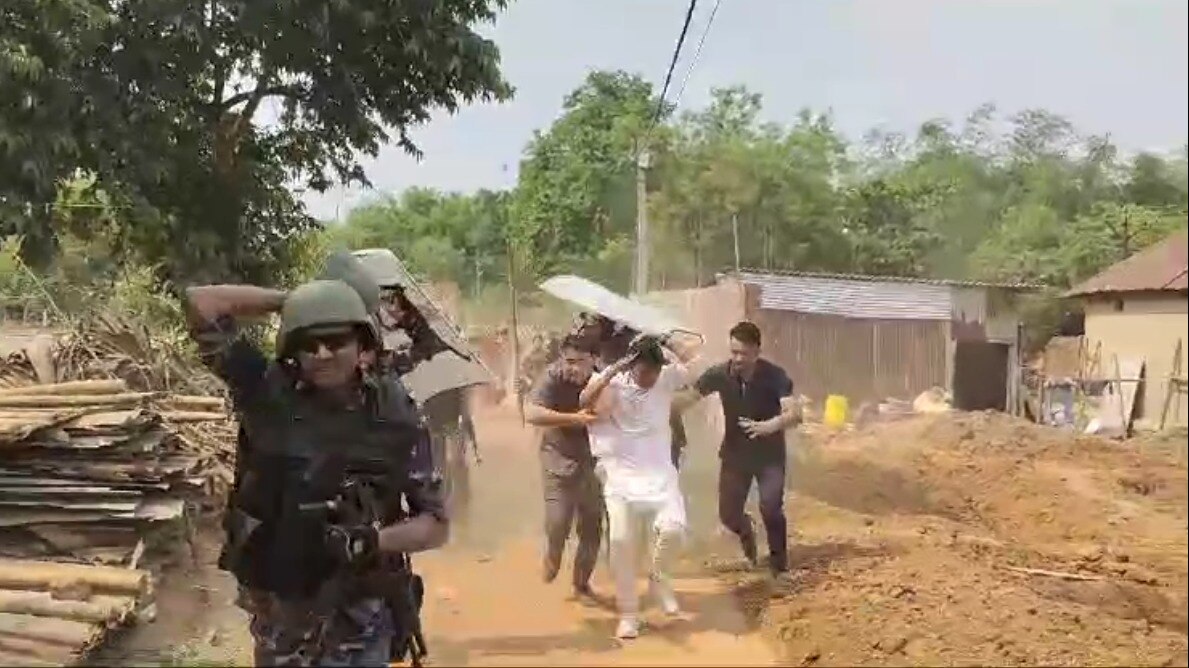 গড়বেতায় BJP প্রার্থীকে লক্ষ্য করে ইটবৃষ্টি, গাড়ি ভাঙচুর, মাথা ফাটল জওয়ানের