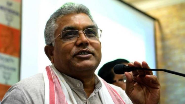 'মুখ্যমন্ত্রী শাড়ি কেন, বারমুডা পরতে পারেন'