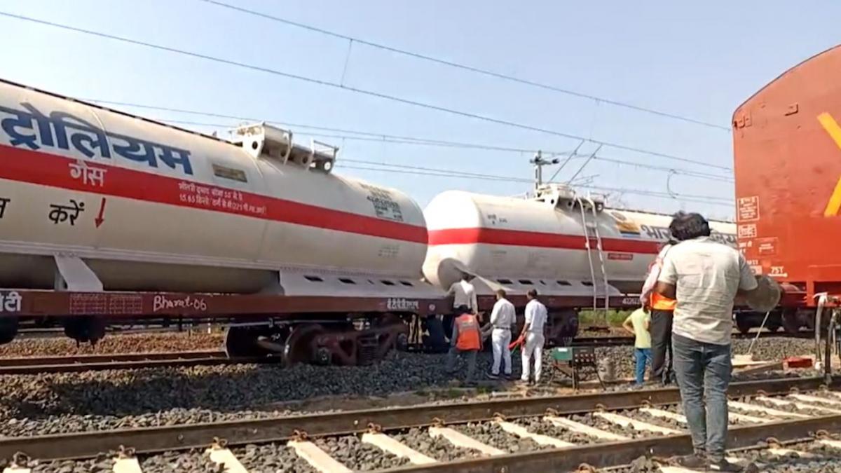 Goods Train Derails জবলপুরে LPG রেক নিয়ে লাইনচ্যুত মালগাড়ি, অল্পের