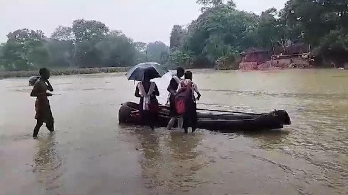 Ghatal Flood Situation: টানা বৃষ্টিতে ফুঁসছে শিলাবতী, জলমগ্ন ঘাটালের একাধিক এলাকা - West Bengal - Aaj Tak Bangla