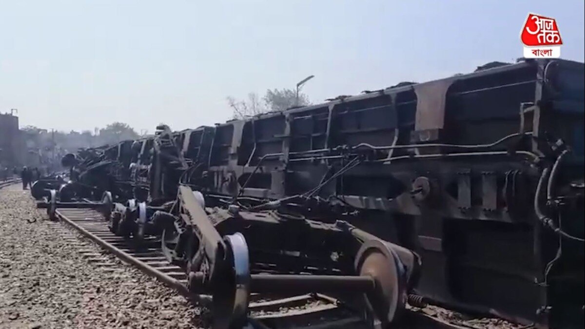 Goods Train Derail দিল্লির জাখিরা ফ্লাইওভারের কাছে মালগাড়ির ৮ টি বগি
