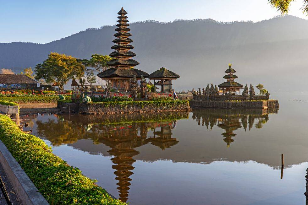 https://akm-img-a-in.tosshub.com/lingo/brt/images/photo_gallery/201908/hbz-best-honeymoon-destinations-2019-indonesia-gettyimages-1050811062_080919040615.jpg