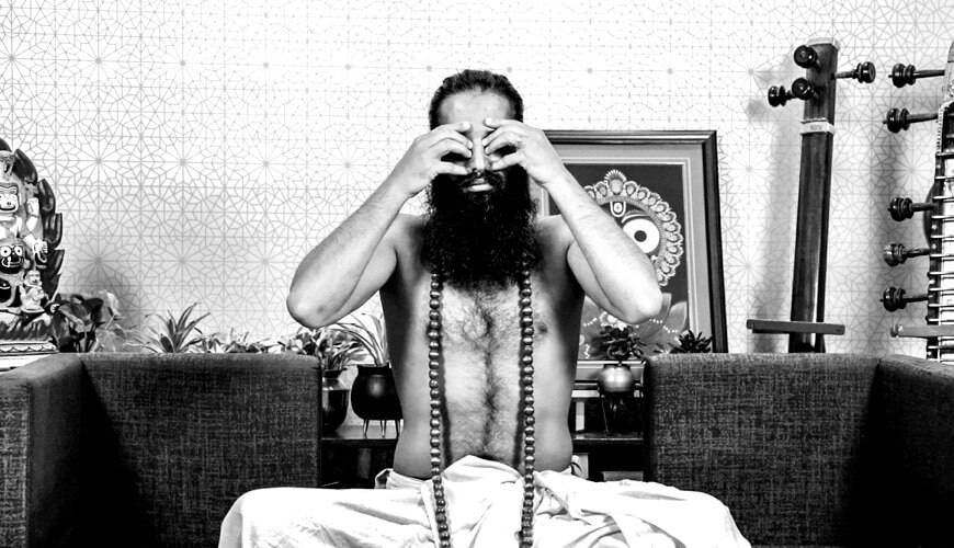 https://akm-img-a-in.tosshub.com/lingo/brt/images/photo_gallery/202004/brahamari-pranayam_042420074354.jpeg