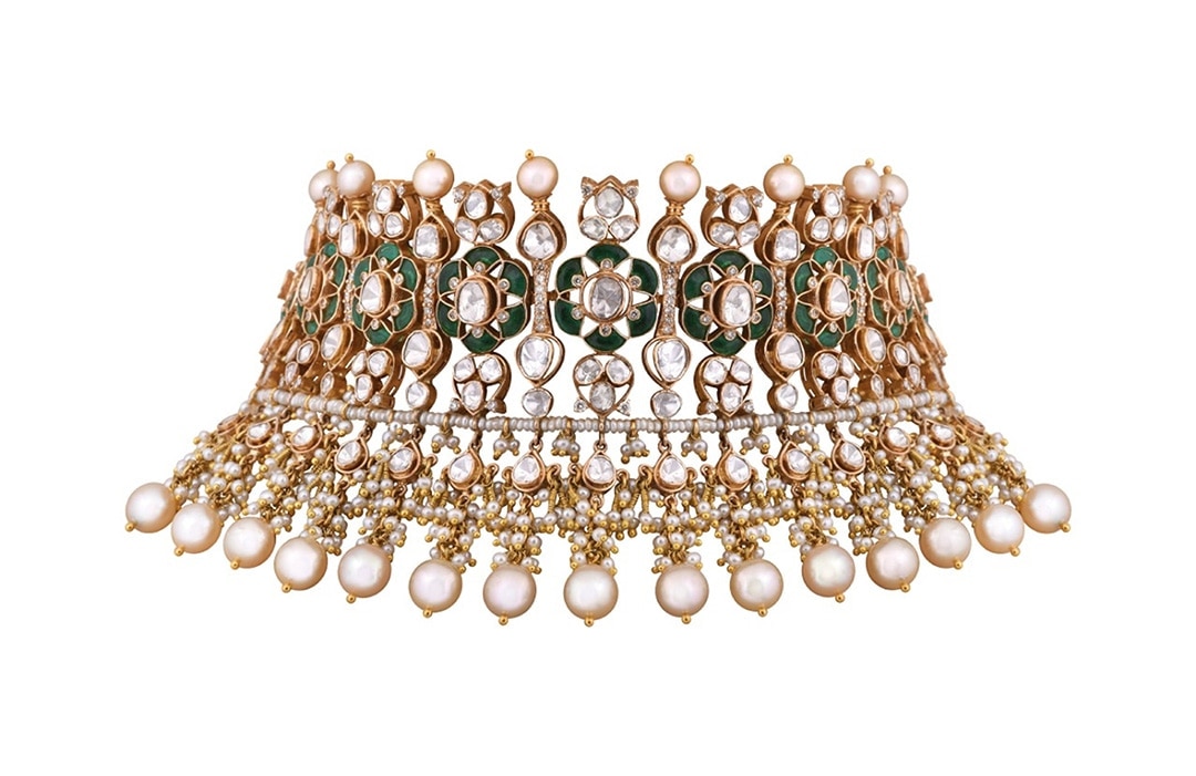 https://akm-img-a-in.tosshub.com/lingo/brt/images/photo_gallery/202006/shobha-shringar-jewellers-chokers-crafted-in-18k-gold-and-studded-with-polkiemeralds-and-pearls_061320101351.jpeg