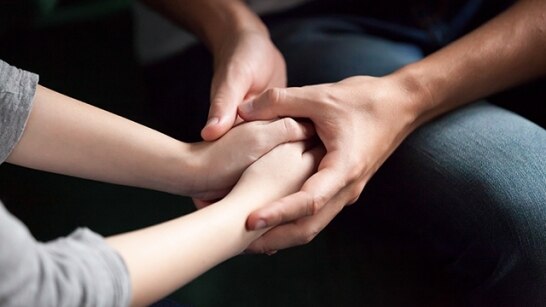 https://akm-img-a-in.tosshub.com/lingo/brt/images/photo_gallery/202012/1604026961-shutterstock-couple-reconcile_5433381b233746c1b9f462f69d3ec73a-546_121820071123.jpg