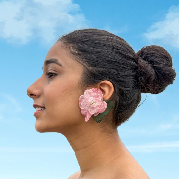https://akm-img-a-in.tosshub.com/lingo/brt/images/photo_gallery/202507/a_little_extra_carnation_flower_shaped_earrings_1100.jpg