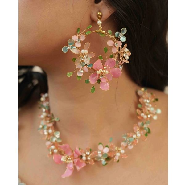 https://akm-img-a-in.tosshub.com/lingo/brt/images/photo_gallery/202507/amama_floristaa_by_mahek_zara_pink_-_bridal_jewellery_setrs_15500.jpg