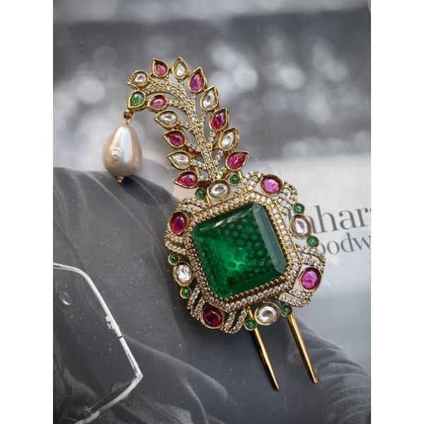 https://akm-img-a-in.tosshub.com/lingo/brt/images/photo_gallery/202507/avsa_dev_emerald_polki_kalgi_regular_pricers5850.jpg