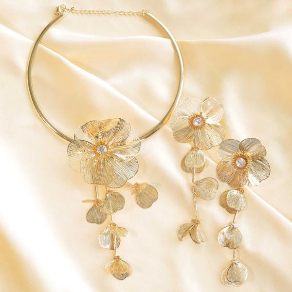 https://akm-img-a-in.tosshub.com/lingo/brt/images/photo_gallery/202507/upakarna_statement_flora_cascade_necklace_set_sale_pricers_2250.jpg