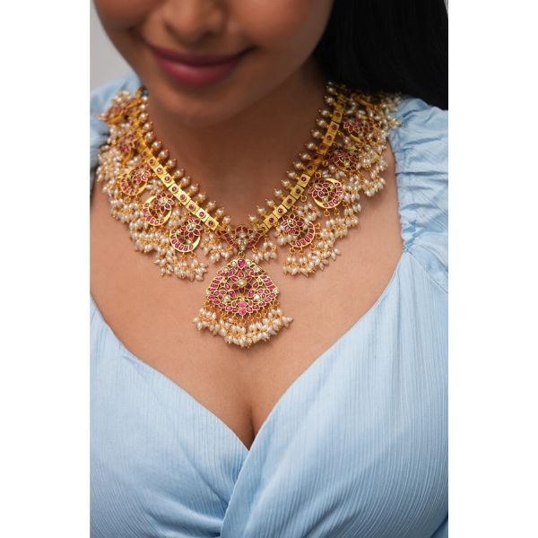 https://akm-img-a-in.tosshub.com/lingo/brt/images/photo_gallery/202508/attrangi_jeevitha_south_indian_guttapusalu_necklace_kemp_katha_rich_temple_jewellery_regular_pricers._13450.jpg