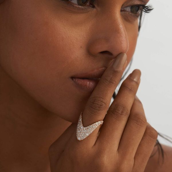 https://akm-img-a-in.tosshub.com/lingo/brt/images/photo_gallery/202508/foro_diamond_boomerang_vanki_ring_rs178848.jpg