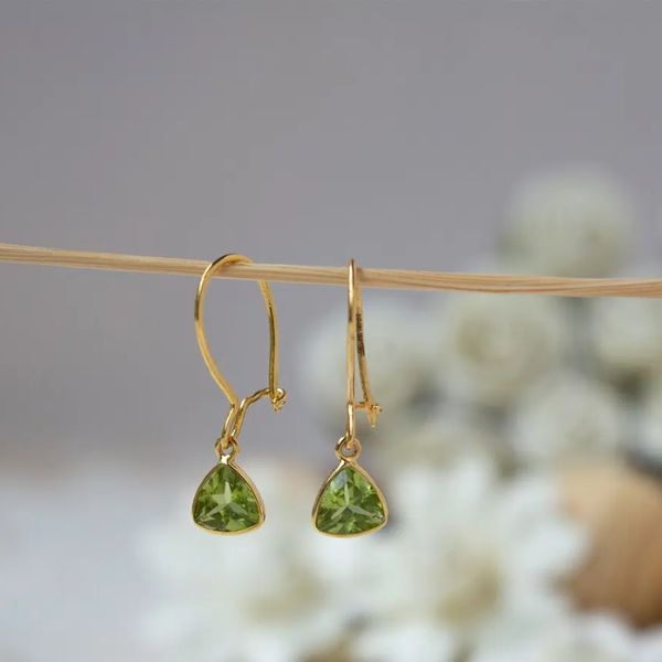 https://akm-img-a-in.tosshub.com/lingo/brt/images/photo_gallery/202508/gehna_trendy_peridot_18k_gold_dangle_earrings_rs13600.jpg