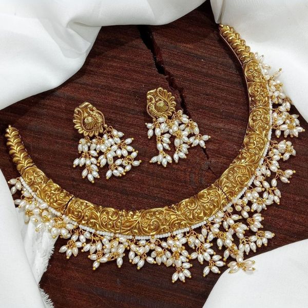 https://akm-img-a-in.tosshub.com/lingo/brt/images/photo_gallery/202508/ishharra_vintage_look_guttapusalu_bridal_hasli_choker_7999.jpg
