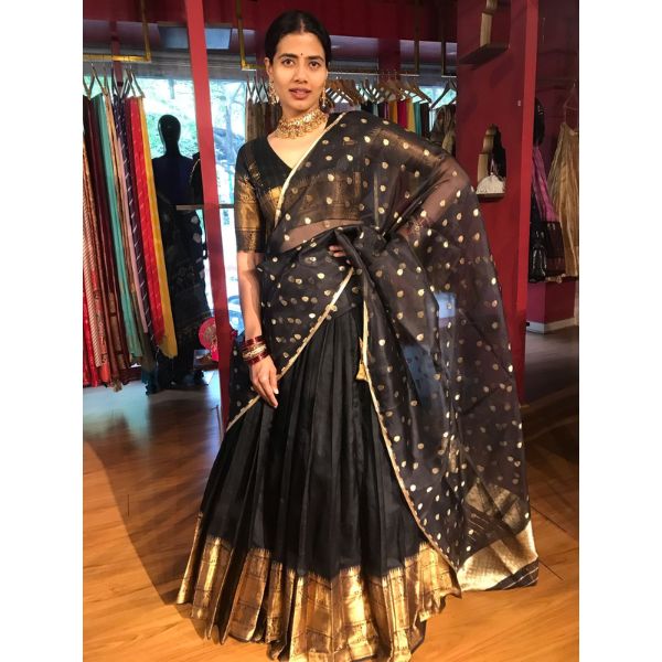 https://akm-img-a-in.tosshub.com/lingo/brt/images/photo_gallery/202508/mirra_clothing_black_silk_half_saree_set_with_organza_silk_dupatta_set_of_3_19900.jpg