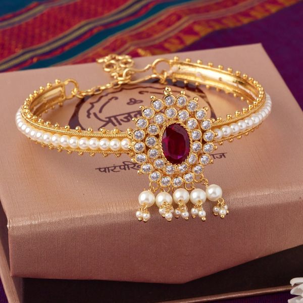 https://akm-img-a-in.tosshub.com/lingo/brt/images/photo_gallery/202508/prajaktraj_phullwanti_bajuband_regular_pricers._3799.00.jpg