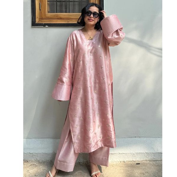 https://akm-img-a-in.tosshub.com/lingo/brt/images/photo_gallery/202508/pyoor_jugnu_silk_farshi_salwar_suit_set_rs5999.jpg