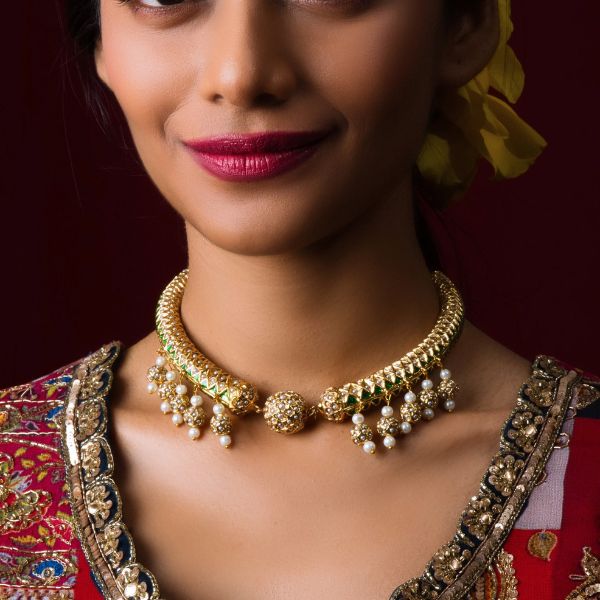 https://akm-img-a-in.tosshub.com/lingo/brt/images/photo_gallery/202508/queens_jewels_opulent_white_jadau_hasli_choker_necklace_5600.jpg