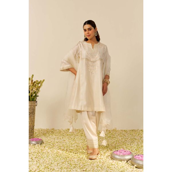 https://akm-img-a-in.tosshub.com/lingo/brt/images/photo_gallery/202508/sheetal_batra_aiza_-_short_chauga_with_salwar_20000.jpg