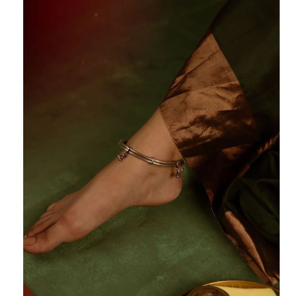 https://akm-img-a-in.tosshub.com/lingo/brt/images/photo_gallery/202509/divas_mantra_rubra_anklet_rs._35213.00.jpg