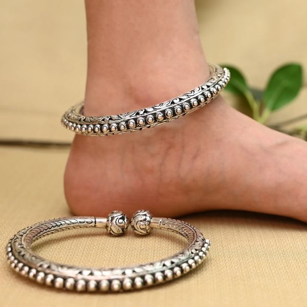 https://akm-img-a-in.tosshub.com/lingo/brt/images/photo_gallery/202509/khushbu_silver_kada_payal_rs35197.00.jpg