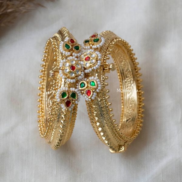 https://akm-img-a-in.tosshub.com/lingo/brt/images/photo_gallery/202509/mortantra_multicolor_gold_plated_jadau_kundan_bangles_one_pair_-_mb96m_rs._9500.jpg
