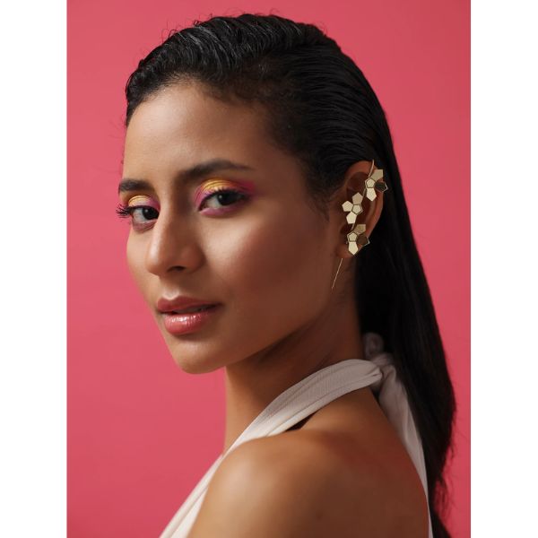 https://akm-img-a-in.tosshub.com/lingo/brt/images/photo_gallery/202509/varnika_arora_la_fiore_-_poppy_earrings_rs._3850.jpg