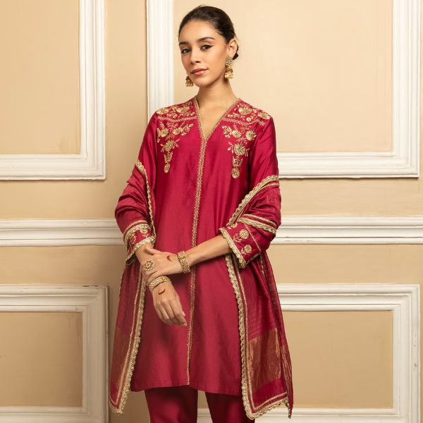 https://akm-img-a-in.tosshub.com/lingo/brt/images/photo_gallery/202510/dohr_india_red_chanderi_organza_embroidery_vine_floral_kurta_pant_set_rs17850.jpg