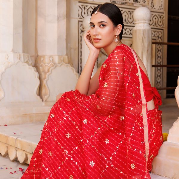 https://akm-img-a-in.tosshub.com/lingo/brt/images/photo_gallery/202510/geroo_jaipur_red_kota_doria_embroidery_jaal_work_saree_rs23744.jpg