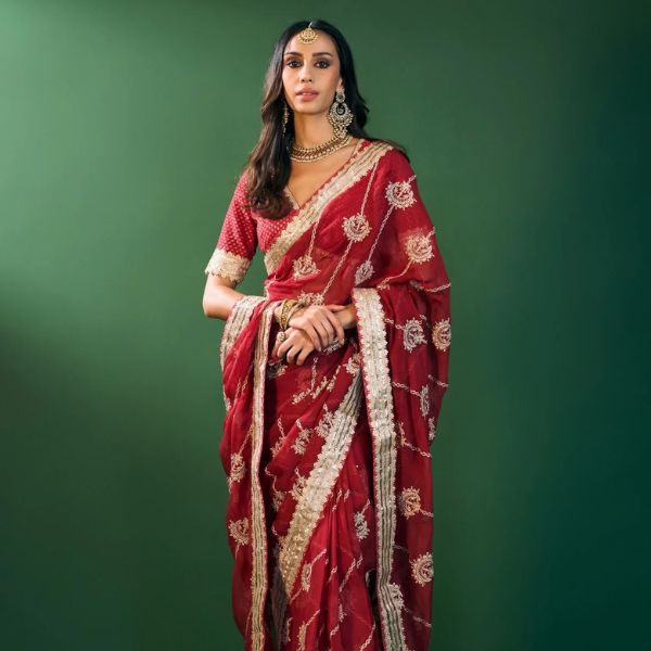 https://akm-img-a-in.tosshub.com/lingo/brt/images/photo_gallery/202510/mulmul_kesa_organza_red_saree_rs_17950.jpg