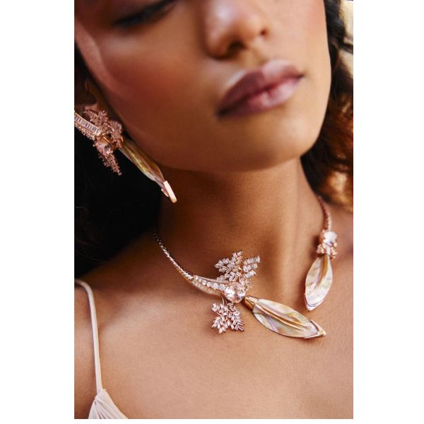 https://akm-img-a-in.tosshub.com/lingo/brt/images/photo_gallery/202510/outhousele_palm_serefina_open_choker_in_22kt_gold_platingrs19500.jpg