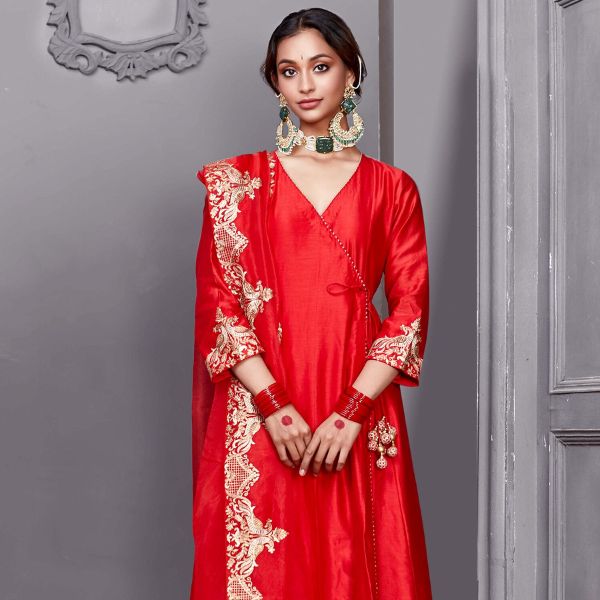 https://akm-img-a-in.tosshub.com/lingo/brt/images/photo_gallery/202510/pink_city_by_sarika_red_organza_silk_chanderi_v_neck_angarkha_set_rs45000.jpg