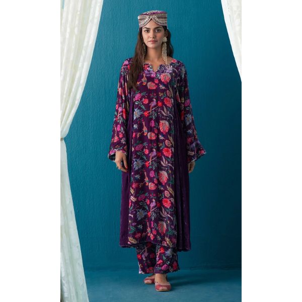 https://akm-img-a-in.tosshub.com/lingo/brt/images/photo_gallery/202510/ridhiiee_suuri_khizaan_chintz_plum_velvet_choga_set_with_silk_scarf_set_of_3_inr._30750.jpg