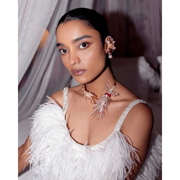 https://akm-img-a-in.tosshub.com/lingo/brt/images/photo_gallery/202510/saahra_le_sunset_palm_open_choker_rs._26500.jpg