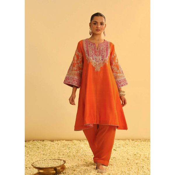 https://akm-img-a-in.tosshub.com/lingo/brt/images/photo_gallery/202510/sheetal_batra_mohsina_-_orange_short_kalidaar_choga_with_salwar_rs._18000.00.jpg