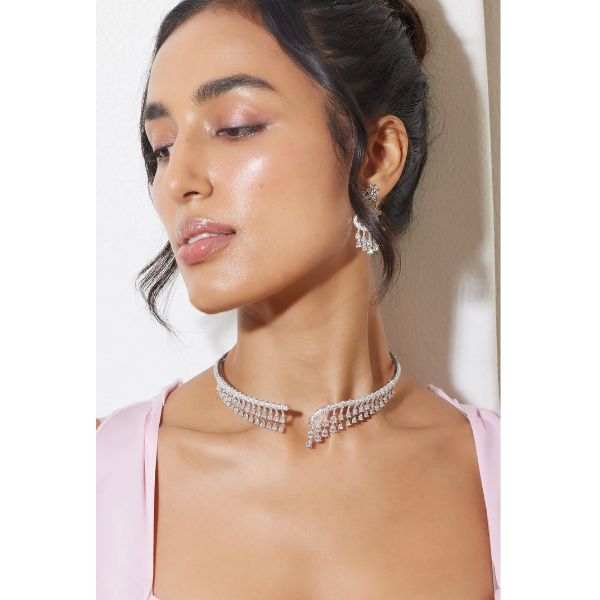 https://akm-img-a-in.tosshub.com/lingo/brt/images/photo_gallery/202510/tiramisu_swan_grace_necklace_set_regular_pricers_5399_sku.jpg