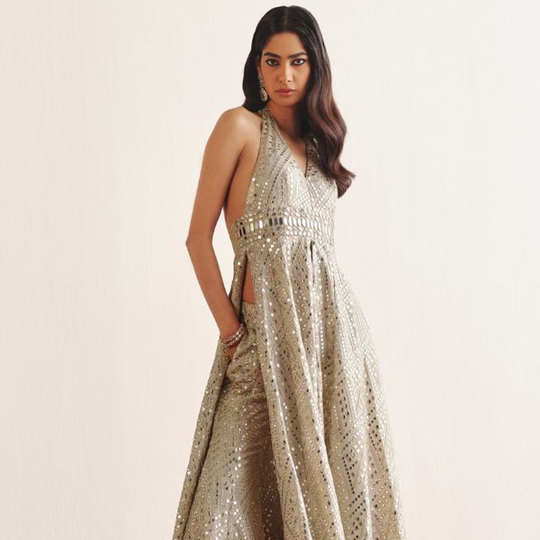https://akm-img-a-in.tosshub.com/lingo/brt/images/photo_gallery/202510/twenty_nine_off_white_tissue_mirrors_halter_neck_embroidered_kurta_rs31900_2.jpg
