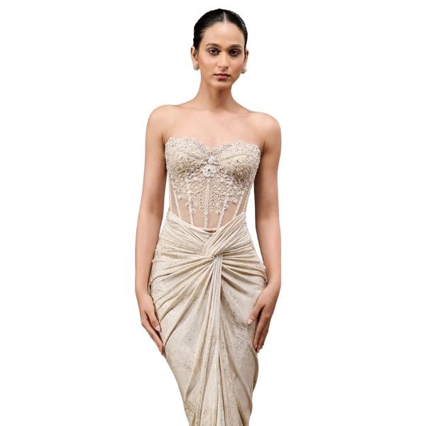https://akm-img-a-in.tosshub.com/lingo/brt/images/photo_gallery/202511/tarun_tahiliani_ivory_tulle_net_jersey_sequins_beads_sweetheart_neck_corset_and_foil_skirt_set_rs79394.jpg