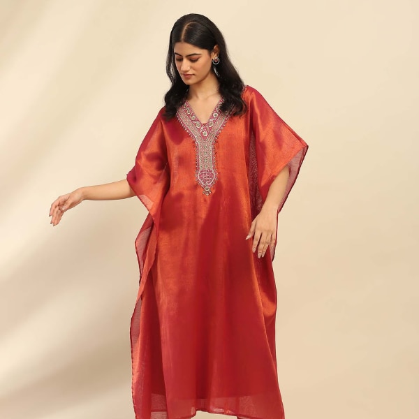 https://akm-img-a-in.tosshub.com/lingo/brt/images/photo_gallery/202512/aarke_ritu_kumar_pink_sitara_kaftan_rs5500.png