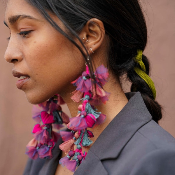 https://akm-img-a-in.tosshub.com/lingo/brt/images/photo_gallery/202512/amala_earth_cotton_thread_earrings_rs3080.png