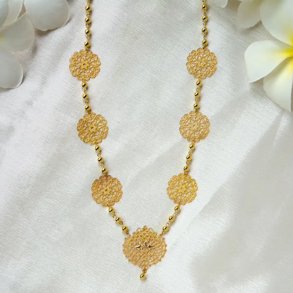 https://akm-img-a-in.tosshub.com/lingo/brt/images/photo_gallery/202512/gehna_mandala_filigree_18k_gold_necklace_rs338570.png