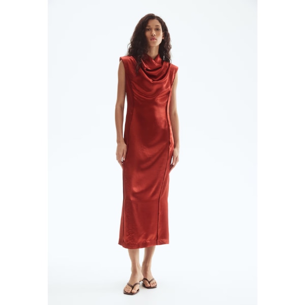 https://akm-img-a-in.tosshub.com/lingo/brt/images/photo_gallery/202512/hm_shoulder-pad_satin_dress_rs4999.png
