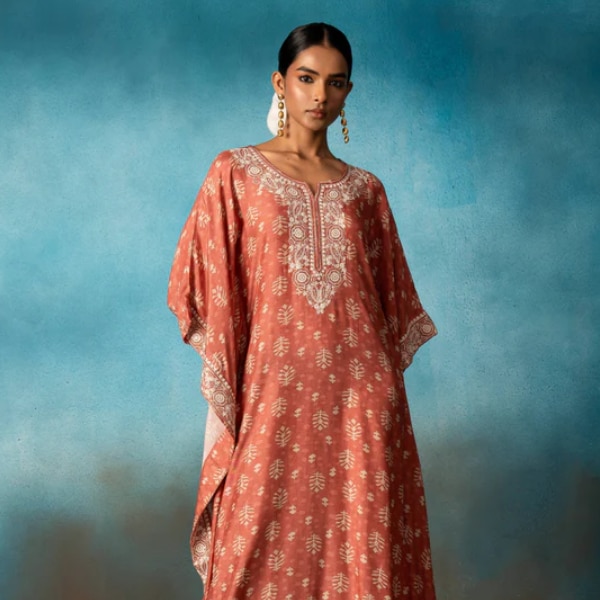 https://akm-img-a-in.tosshub.com/lingo/brt/images/photo_gallery/202512/karaj_brick_red_printed_long_kaftan_rs4995.png