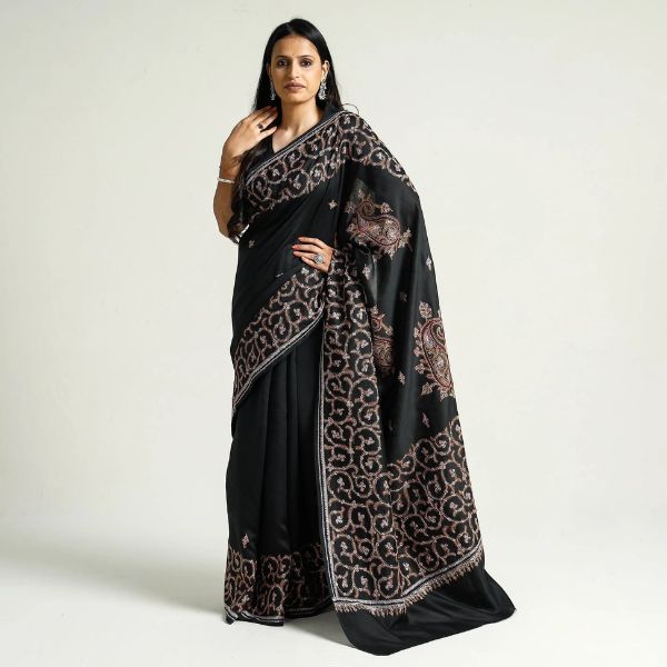 https://akm-img-a-in.tosshub.com/lingo/brt/images/photo_gallery/202512/myblacktree_black_-_kashidakari_hand_embroidery_chanderi_silk_saree_with_zari_border_rs_20303.96_inr.jpg
